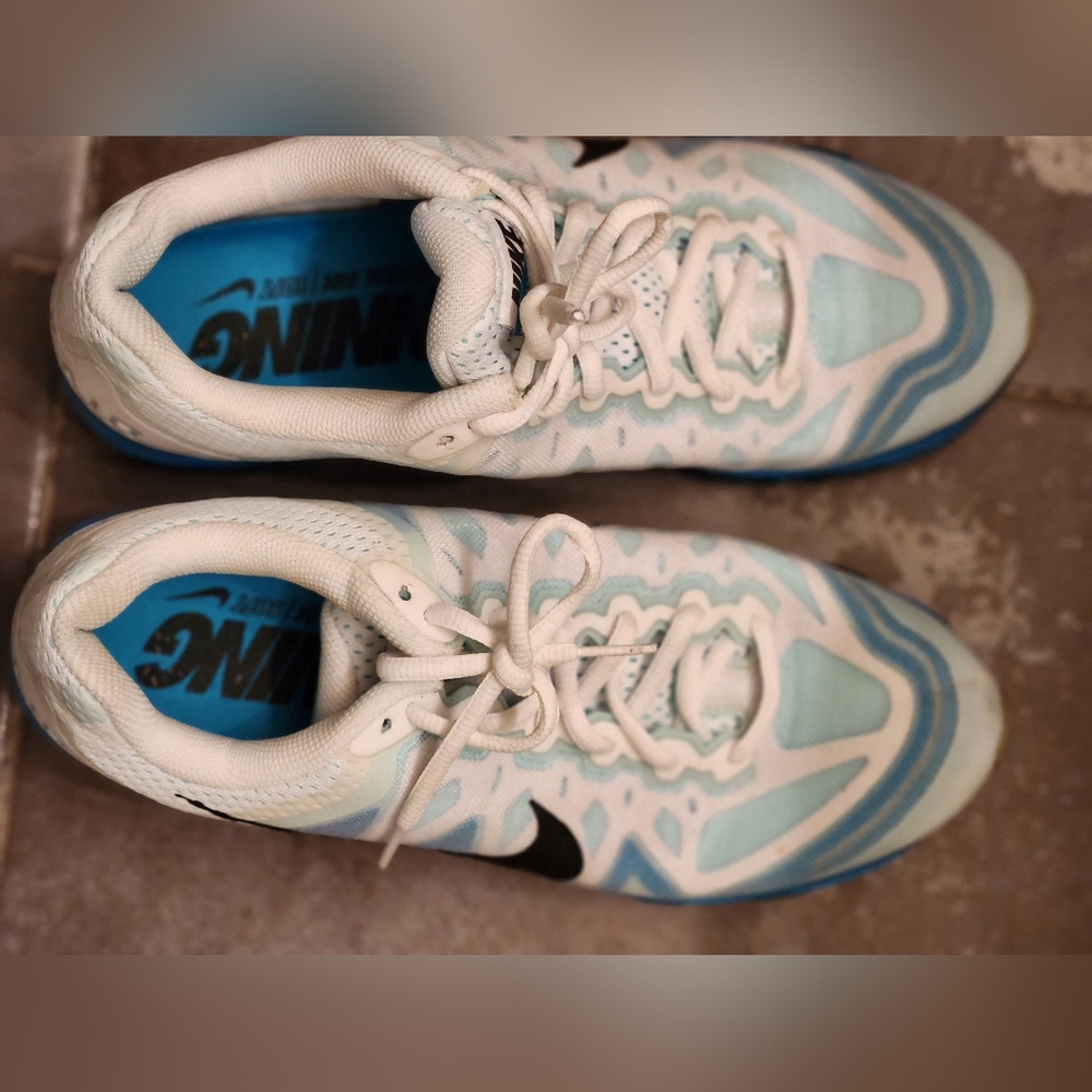 9 in a half Nike shoe .Wore once